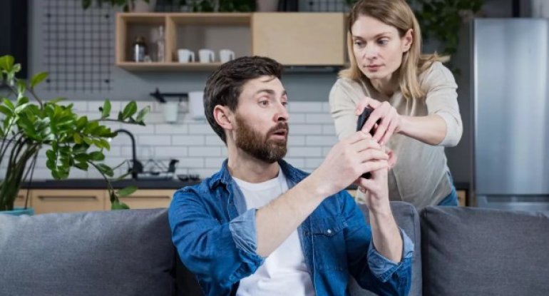 Kişilər niyə telefonlarını həyat yoldaşları ilə paylaşmaqdan çəkinir?