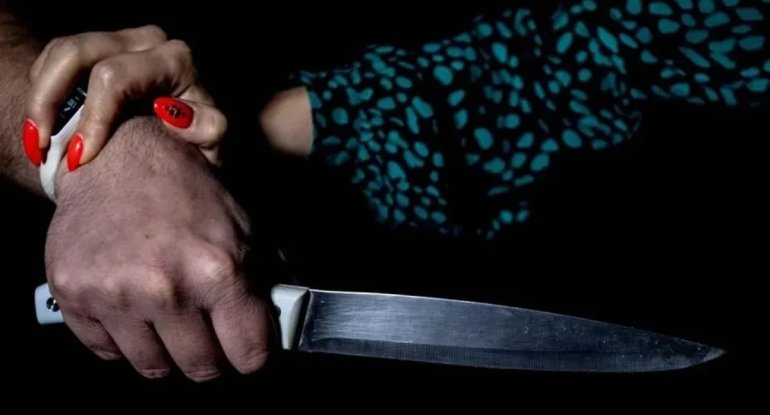 Şəmkirdə qardaş bacısını bıçaqlayıb