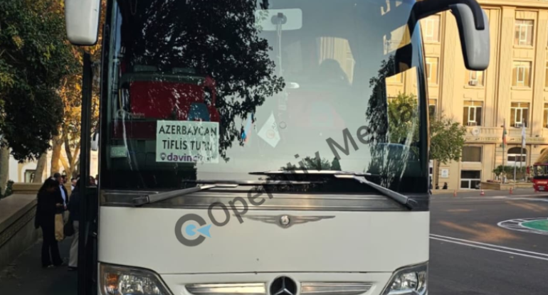 Bakının mərkəzində görünən "Tbilisi turu" yazılı avtobusla bağlı&nbsp;AÇIQLAMA
