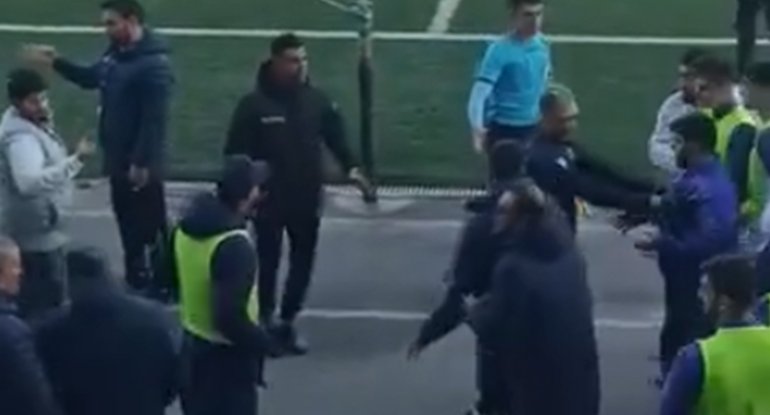 Abbasovla Saşa İliç arasında qalmaqal: Hakim onları meydandan qovdu - VİDEO