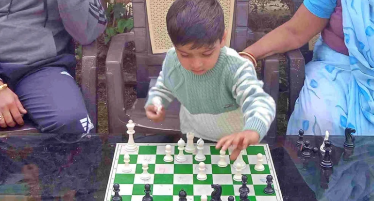 Üç yaşlı şahmatçı FIDE-nin tarixinə düşüb