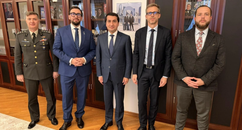 Hikmət Hacıyev NATO nümayəndəsi ilə görüşüb