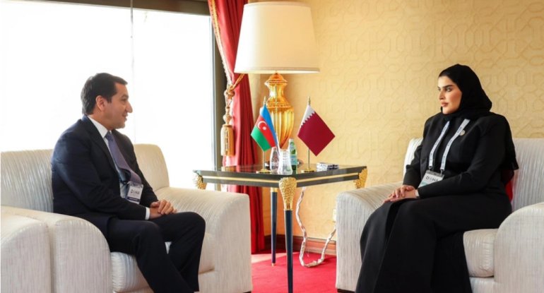 Hikmət Hacıyev Qətərin dövlət naziri ilə Bakı və Doha arasında münasibətləri müzakirə edib