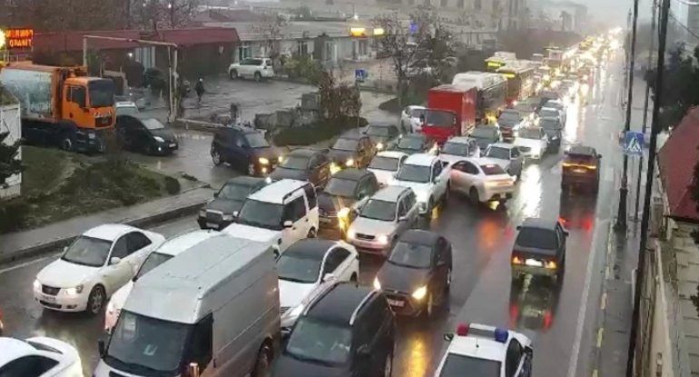 Bakıda 14 istiqamətdə tıxac var - SİYAHI