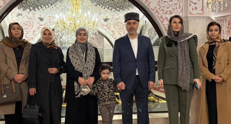 Rəsmilərin xanımları Bibiheybət ziyarətgahında - FOTOLAR