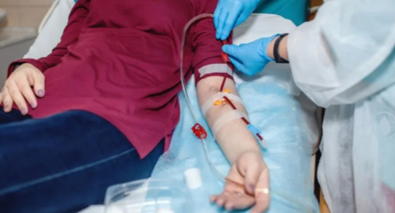 Dostunun böyrəyini arvadına köçürtdürmək istədi - 17 min manat itirdi