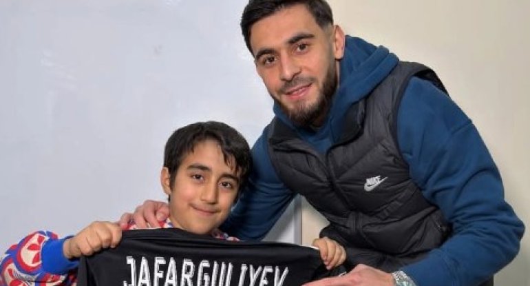 Elvin Cəfərquliyev sığınacaqda təkbaşına "Qarabağ"ın oyununu izləyən azyaşlı ilə görüşdü