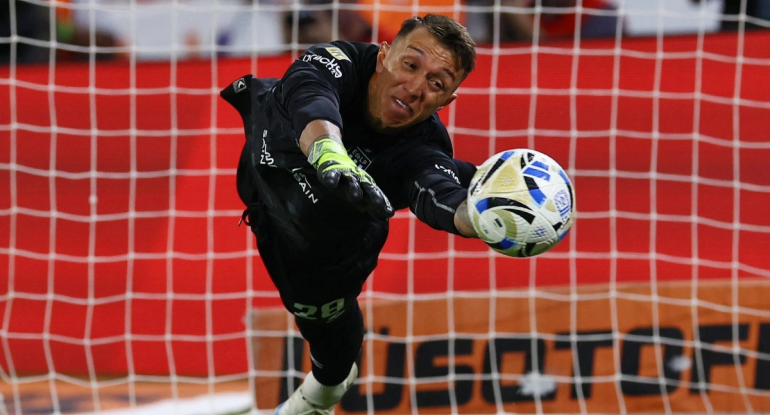Muslera iki penaltini dəf edərək komandasını çempion etdi