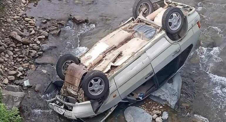 Qusarda avtomobil dərəyə aşıb, 2 nəfər ölüb, 4 nəfər yaralanıb