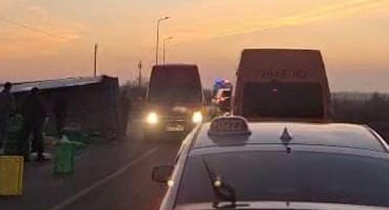 Üç avtomobil toqquşdu - Broyler toyuqları ətrafa dağıldı