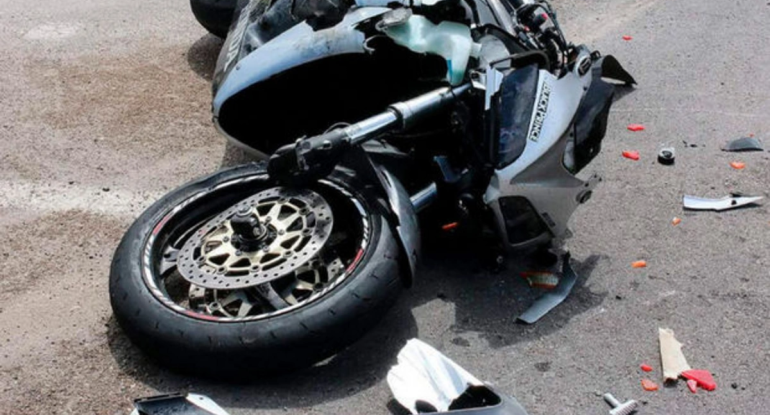 Motosiklet yol kənarında dayanmış avtomobilə çırpıldı - Xəsarət alan var