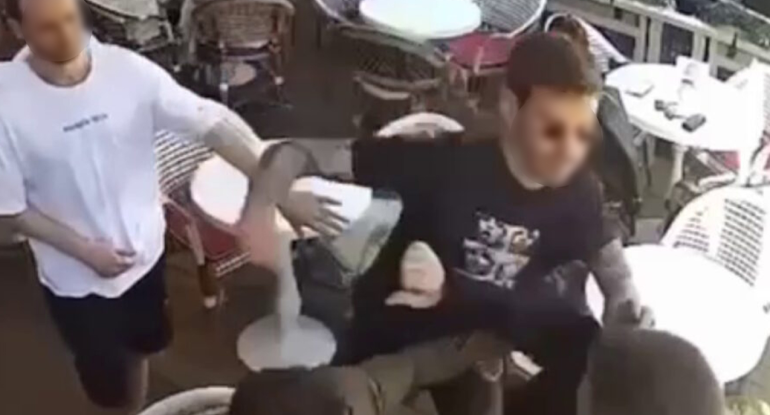 Kafedə dalaşanları ayırmaq istədi - Həyatından oldu...