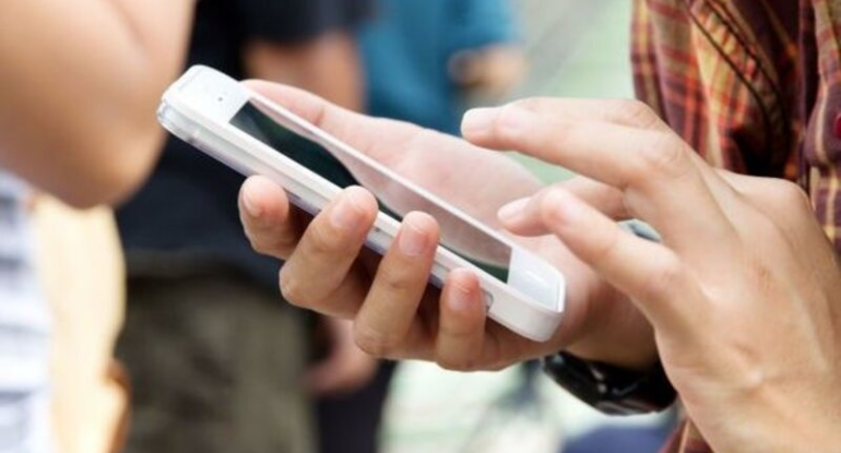 Mobil telefonunda qumar oynayan şəxs cərimələndi