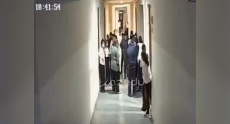 Boğazında çörək qalan şagirdi belə xilas etdilər - Anbaan görüntülər