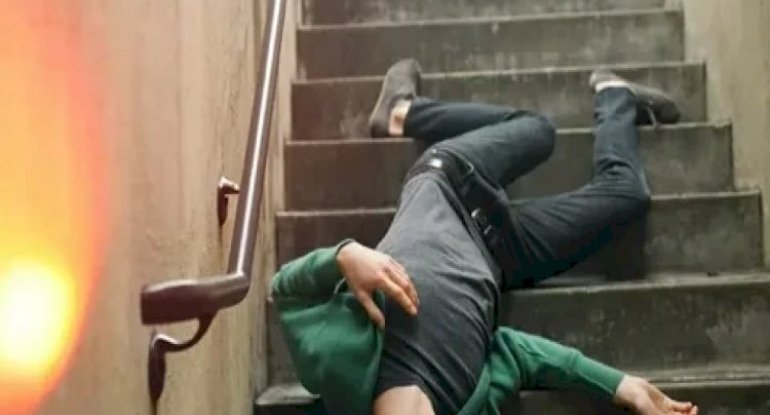 64 yaşlı kişi pilləkəndən yıxılıb öldü