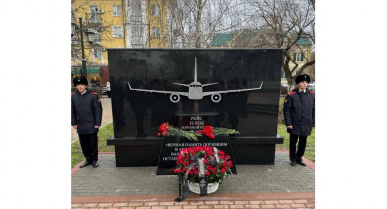 AZAL təyyarəsinin qəzaya uğraması nəticəsində həlak olanların xatirəsinə Qroznıda memorial plitə ucaldılıb