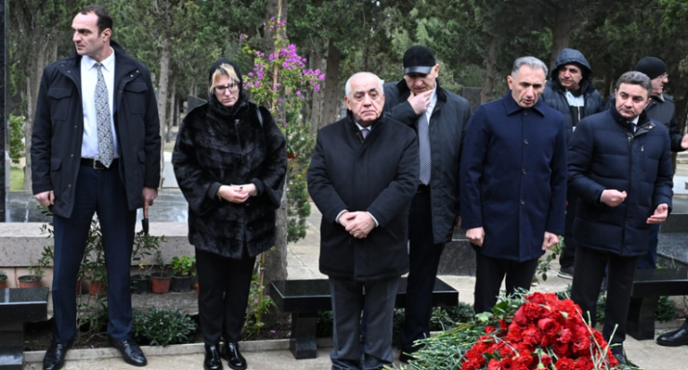 Əli Əsədov AZAL təyyarəsinin həlak olan ekipaj üzvlərinin məzarlarını ziyarət edib - FOTO