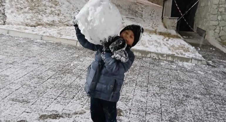 Balaca kəlbəcərlilərin qar sevinci - Fotolar