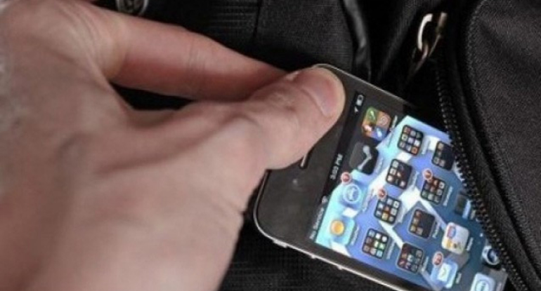 Bakıda avtobusda sürücünün telefonu oğurlandı