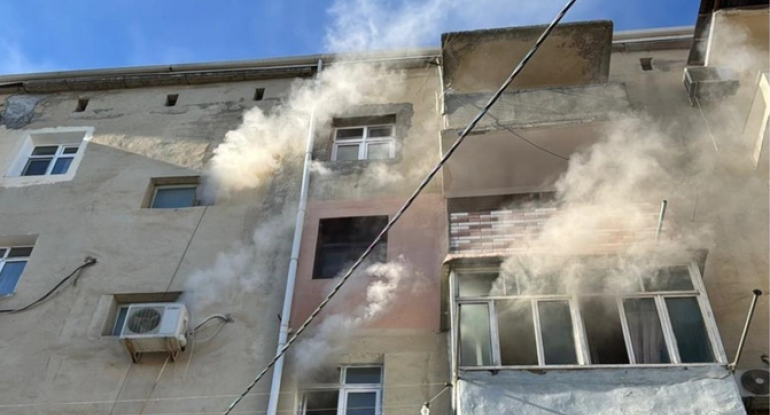 Sumqayıtda yaşayış binasında mənzil yanır