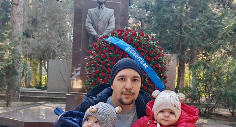 Əkiz nəvələri Elçibəyin məzarı başında - Foto