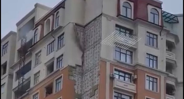 Bakıda binanın fasadı uçub yerə töküldü - Video