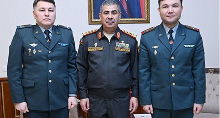 Nazir Qazaxıstanın yeni hərbi attaşesi ilə görüşdü