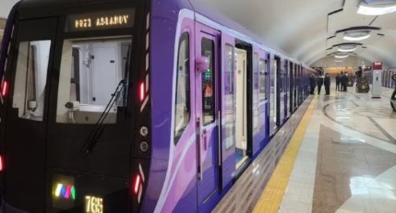 Sərnişin qatar relsinə düşüb öldü - Metroda həyəcan - VİDEO