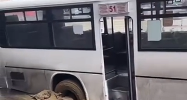 Bakıda sərnişin avtobusu çuxura düşdü - VİDEO
