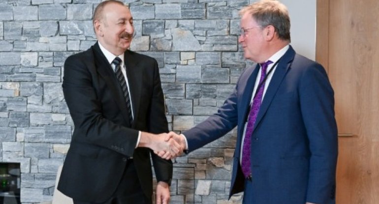 İlham Əliyev Davosda "Vitol" şirkətinin baş icraçı direktoru ilə görüşüb