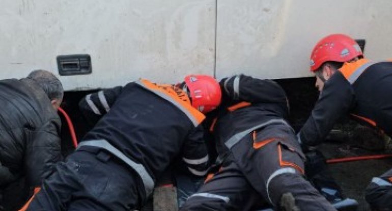 Lənkəranda avtobus onu təmir edən kişinin üstünə aşdı - FOTO