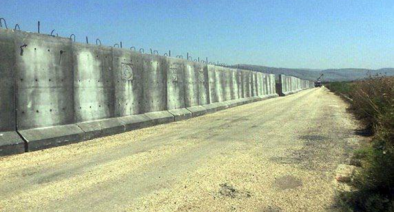 İraq bu ölkə ilə sərhəd boyunca beton divar tikir