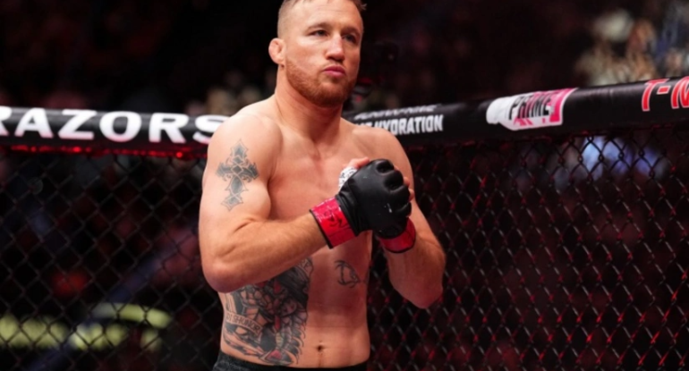 UFC-nin müvəqqəti çempionluq kəmərini qazandı