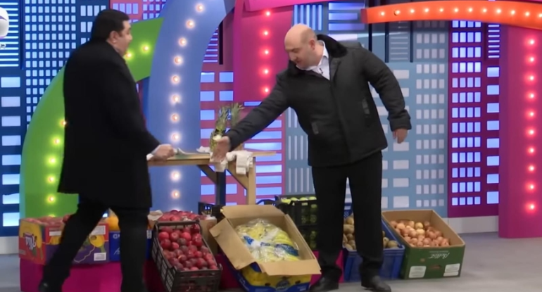 Sumqayıtda almaları müsadirə edən məmuru biabır etdilər - Video