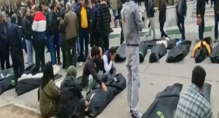 İranda yeniyetmə sağ qalmaq üçün üç gün cəsədlərin arasında uzanıb