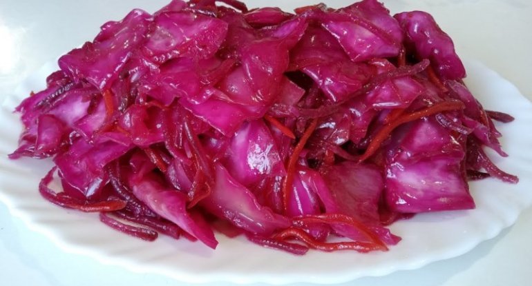 Bazarlarda qırmızı turşular -&nbsp;Qida üçün qadağan edilən bu boyalar xərçəng riski yaradır