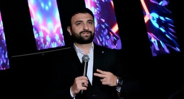 Tanınmış müğənni dələduzluğa&nbsp;məruz qaldığını iddia edir