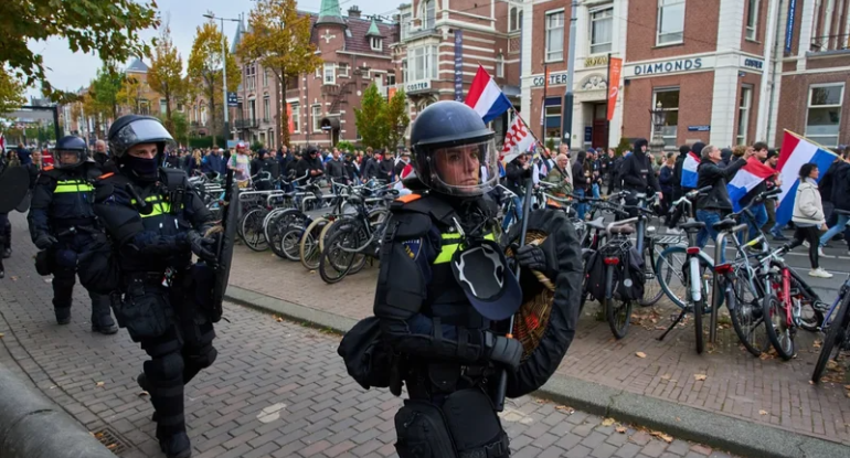 Amsterdamda Aİ və NATO-nun militarizasiya siyasətinə etiraz edilib
