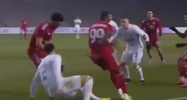 &ldquo;Qarabağ&rdquo;ın oyunçusuna sərt oynadı, hakim &ldquo;qırmızı&rdquo; vermədi - Video