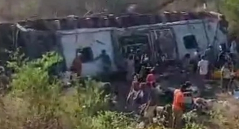 Dəhşətli avtobus qəzasında azı 15 nəfər öldü