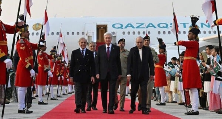 Tokayev Pakistanda top atəşi ilə qarşılandı