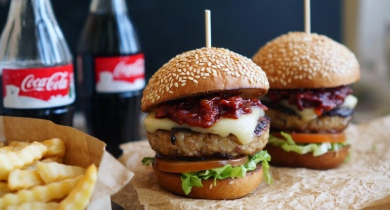 Burger və kolanın dəhşətli zərəri: alimlərdən xəbərdarlıq