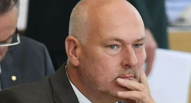 Alman deputat belaruslu siyasi məhbuslara soğan əkdirirmiş