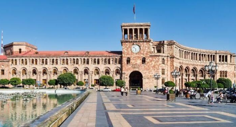 Ermənistan 21 illik kredit götürür