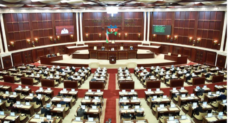 Milli Məclisdə bələdiyyələrin fəaliyyəti ilə bağlı hesabat dinlənilir