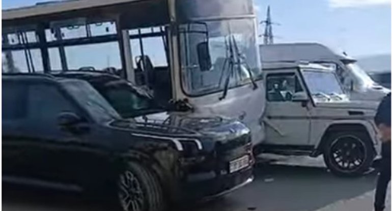 Avtobus iki bahalı avtomobilin arasında sıxışıb qaldı&nbsp;- Video