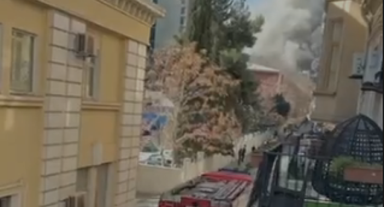 Bakının mərkəzində binadakı yanğın məhdudlaşdırılıb - YENİLƏNİB&nbsp;- VİDEO
