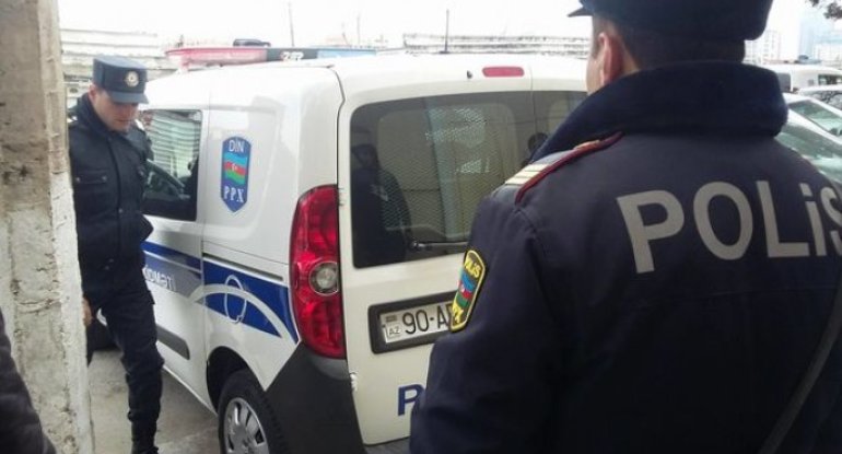 Kişi həyat yoldaşını dayanacaqda döydü