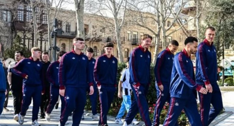 &ldquo;Nyukasl&rdquo;ın futbolçuları Bakı küçələrində - FOTO