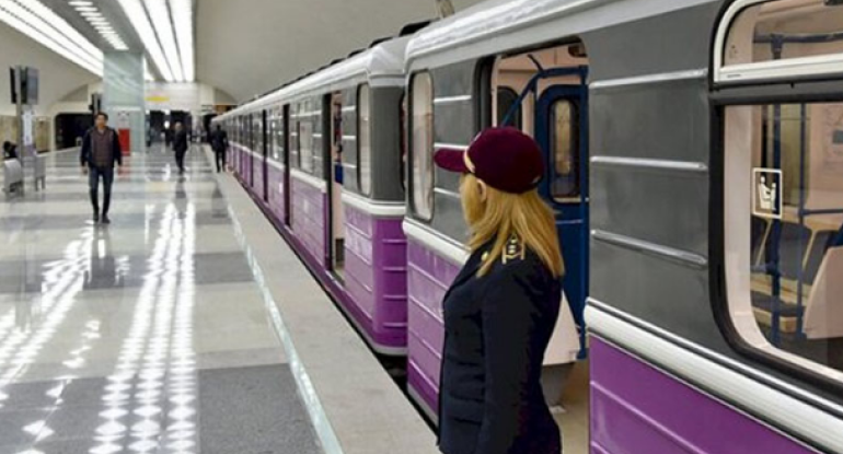 Bakı metrosunda sərnişinlə dolu qatar tüstüləməyə başladı - VİDEO - Yenilənib
